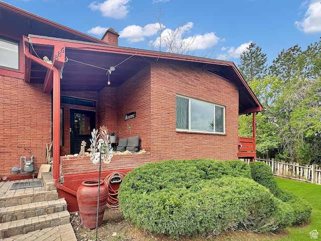 886 E Hillcrest Dr, Springville, UT 84663 - view of front of home with a chimney and fence
