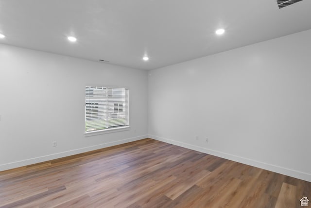 spare room with visible vents, recessed lighting, and baseboards