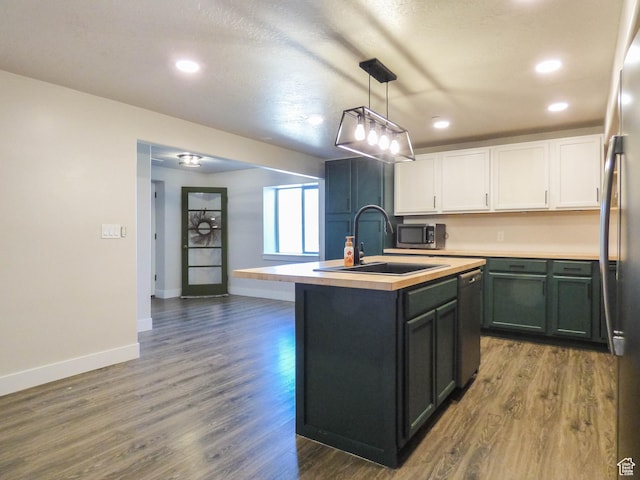 4718 E Cougar Run S, Ut, UT 84629 - kitchen featuring recessed lighting, a sink, light countertops, white cabinets, and an island with sink