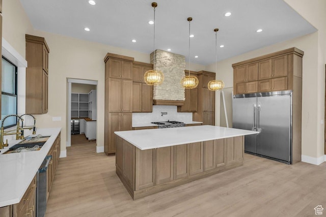 1907 S 950 W, Hurricane, UT 84737 - kitchen with stainless steel appliances, a large island, backsplash, light wood finished floors, and a sink