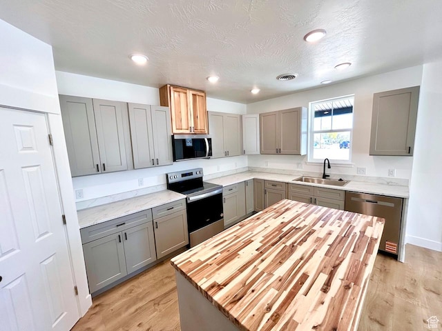 991 N 2500 W, Vernal, UT 84078 - kitchen featuring a sink, stainless steel appliances, and gray cabinets