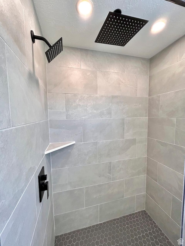 991 N 2500 W, Vernal, UT 84078 - bathroom with recessed lighting and tiled shower