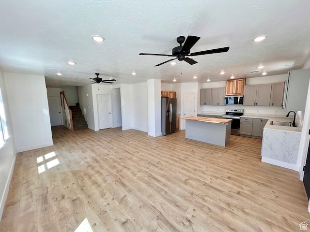 991 N 2500 W, Vernal, UT 84078 - kitchen featuring a sink, stainless steel appliances, a center island, open floor plan, and recessed lighting