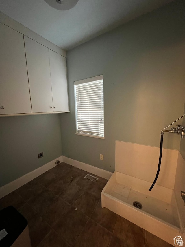 5867 W 4000 N, Roosevelt, UT 84066 - unfurnished room with dark tile patterned flooring, visible vents, and baseboards