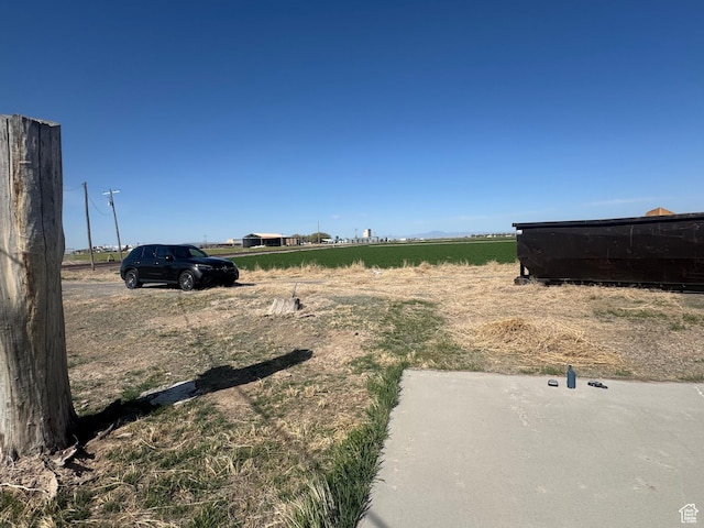 view of yard with a rural view