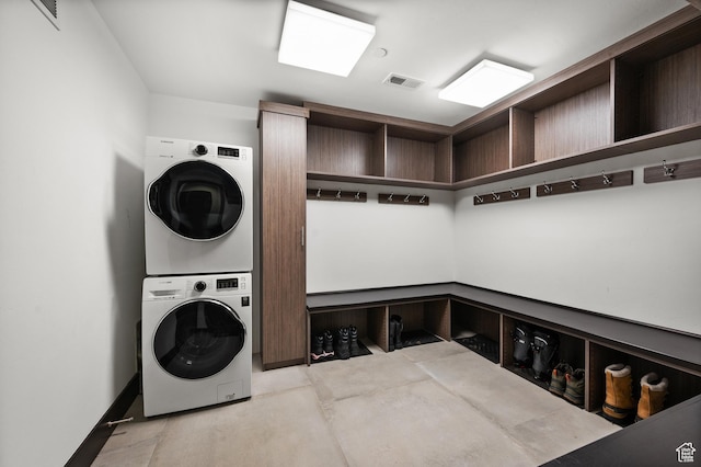 88 King Rd, Park City, UT 84060 - washroom featuring laundry area, baseboards, stacked washing maching and dryer, and visible vents