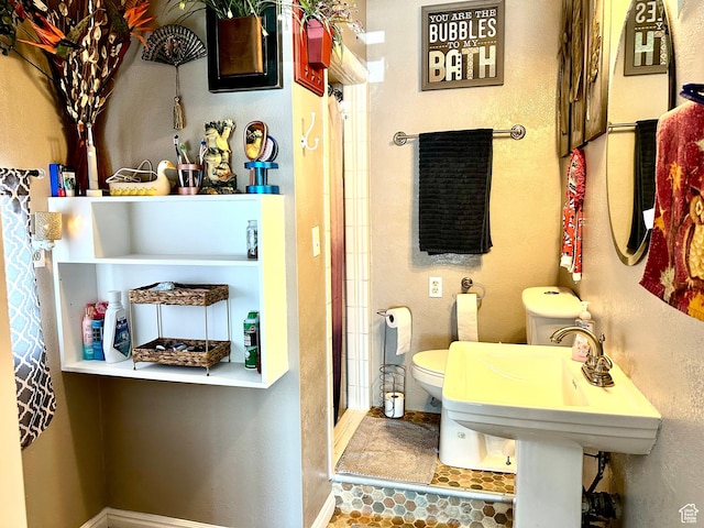 225 S 1400 W, Vernal, UT 84078 - bathroom featuring baseboards, a stall shower, toilet, and a textured wall