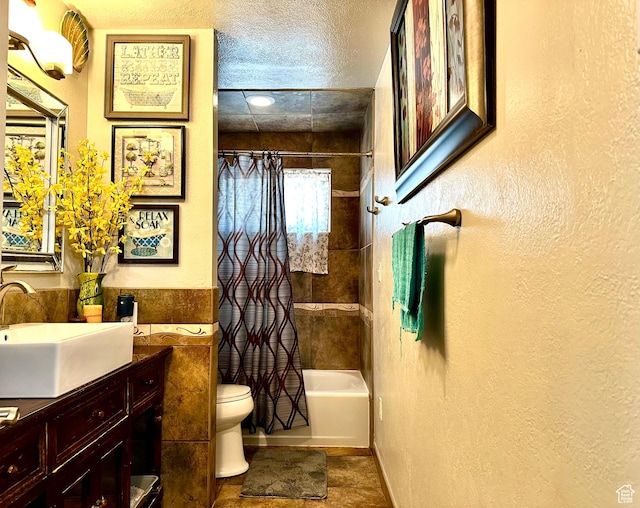 225 S 1400 W, Vernal, UT 84078 - bathroom featuring toilet, a textured wall, vanity, shower / tub combo with curtain, and a textured ceiling