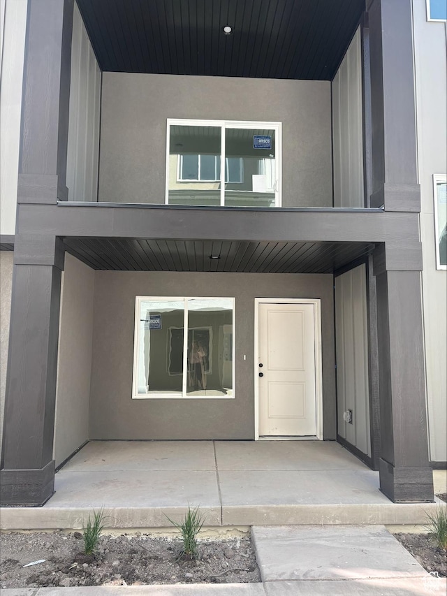 property entrance featuring stucco siding