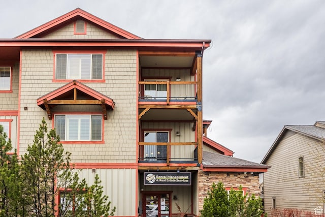 5519 N Lillehammer Ln Unit 1201, Park City, UT 84098 - view of front facade featuring board and batten siding and a balcony