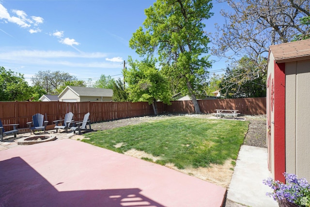 view of yard featuring a patio, a fenced backyard, and an outdoor fire pit