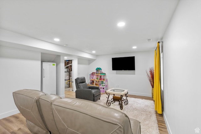 7465 N Cottage Ln, Eagle Mountain, UT 84005 - living room featuring recessed lighting, baseboards, light wood finished floors, and visible vents