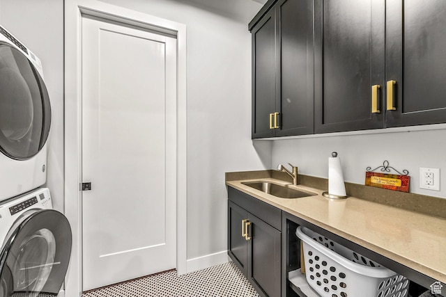 522 N Farmhouse Way, Midway, UT 84049 - clothes washing area featuring baseboards, stacked washer and dryer, a sink, and cabinet space