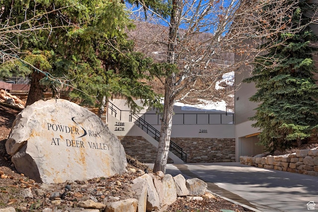 view of community / neighborhood sign