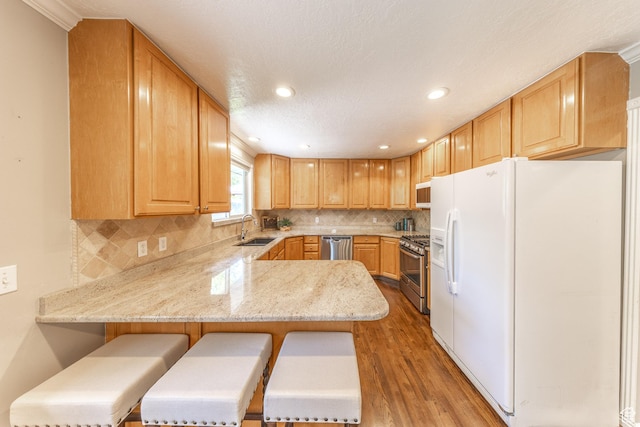 1145 Creek View Dr, Fruit Heights, UT 84037 - kitchen with stainless steel appliances, a sink, light wood-style floors, a peninsula, and recessed lighting