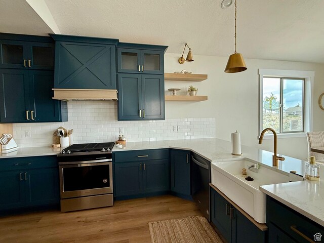 2774 S Chukar Dr, Garden City, UT 84028 - kitchen featuring tasteful backsplash, a sink, light wood finished floors, decorative light fixtures, and stainless steel appliances