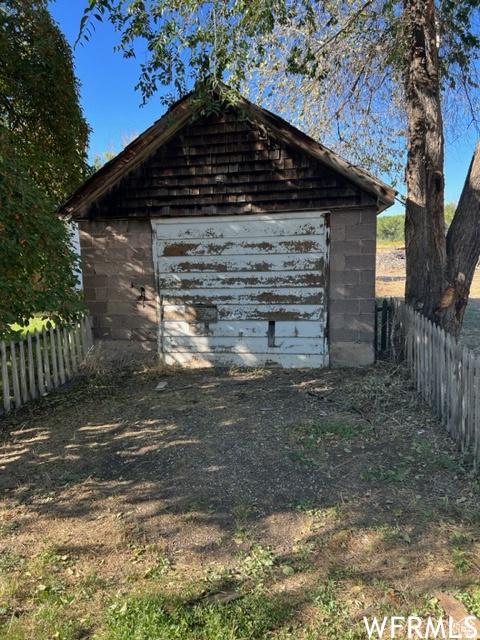 390 W Sandy Ln, Salina, UT 84654 - view of outdoor structure with fence and an outbuilding