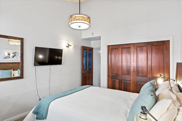 bedroom with a textured wall and a closet