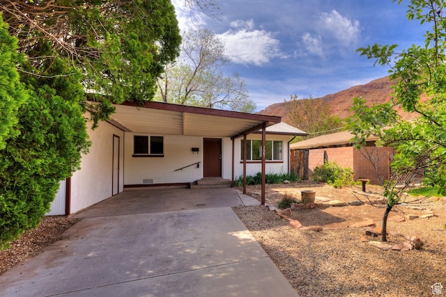 ranch-style house featuring a mountain view
