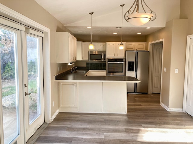 1409 S 30 E, Payson, UT 84651 - kitchen featuring a peninsula, appliances with stainless steel finishes, a sink, and wood finished floors