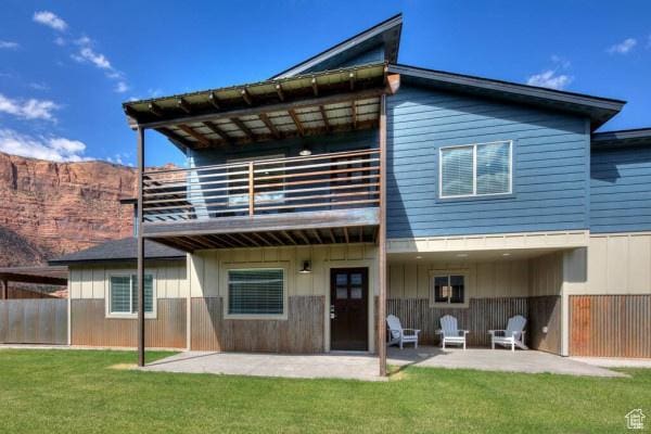 17 Tangren Cir, Moab, UT 84532 - back of property featuring a patio area, a yard, a balcony, and fence