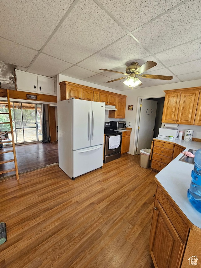 33383 W 8000 S, Duchesne, UT 84021 - kitchen with appliances with stainless steel finishes, a drop ceiling, light wood-style floors, a ceiling fan, and brown cabinetry