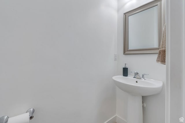 bathroom featuring a sink