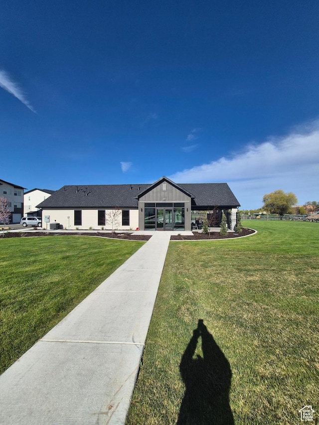 view of front of house with a front lawn