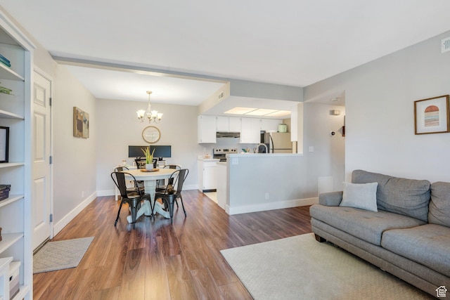 1275 E Shadow Ridge Dr S Unit 10N, Cottonwood Heights, UT 84047 - living area featuring visible vents, baseboards, a chandelier, and light wood finished floors
