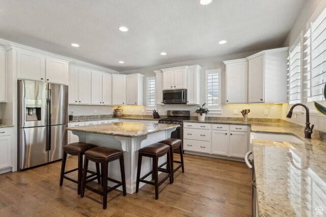 272 S 300 E, Midway, UT 84049 - kitchen with appliances with stainless steel finishes, a sink, recessed lighting, a kitchen bar, and white cabinetry