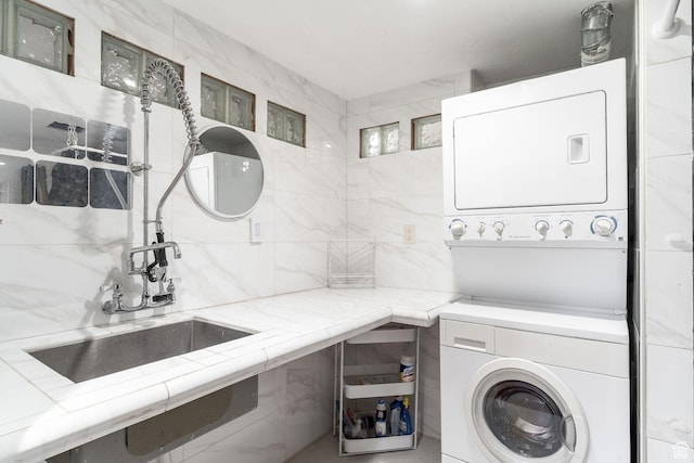 1340 E Oakmont Ln, Fruit Heights, UT 84037 - laundry room featuring stacked washer and clothes dryer