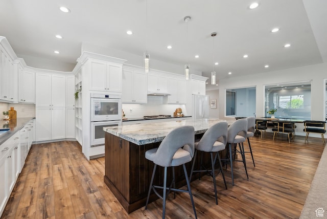 735 E 850 S, Centerville, UT 84014 - kitchen featuring white appliances, recessed lighting, decorative backsplash, dark wood-type flooring, and a spacious island