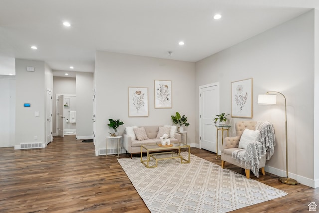 735 E 850 S, Centerville, UT 84014 - living area featuring wood finished floors, recessed lighting, and baseboards