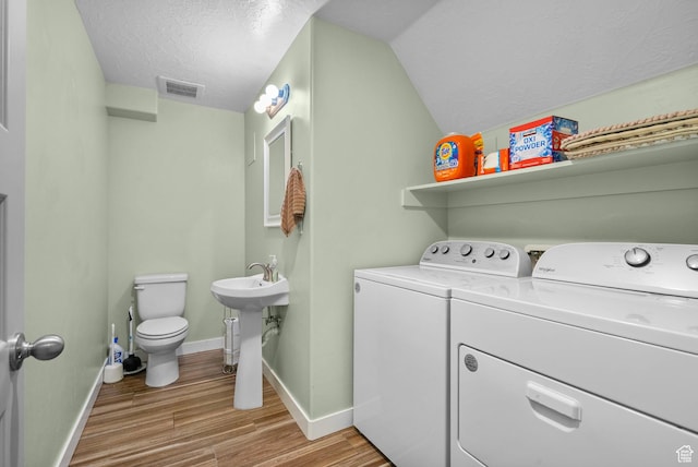 145 W 750 S, American Fork, UT 84003 - laundry room with a textured ceiling, visible vents, washing machine and clothes dryer, baseboards, and light wood-style floors