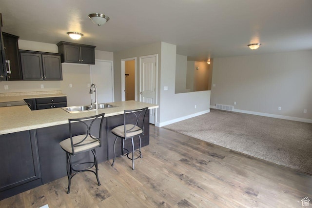 566 N 640 W, Tooele, UT 84074 - kitchen featuring visible vents, a peninsula, baseboards, light countertops, and a sink