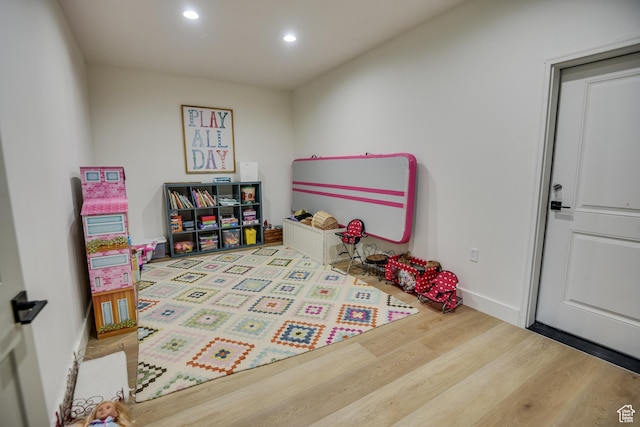 playroom featuring baseboards, recessed lighting, and wood finished floors
