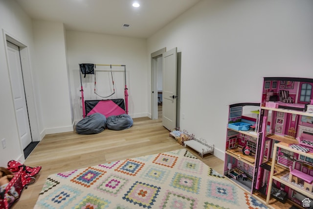 recreation room featuring baseboards, recessed lighting, wood finished floors, and visible vents