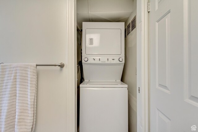 584 E Aspen Way, Centerville, UT 84014 - laundry room featuring laundry area and stacked washer / dryer