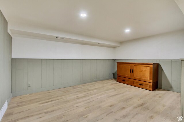 584 E Aspen Way, Centerville, UT 84014 - bonus room with light wood-style floors, recessed lighting, baseboards, and a wainscoted wall