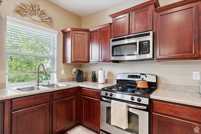 1026 N Shepard Pkwy Unit 3, Farmington, UT 84025 - kitchen with a wealth of natural light, light countertops, stainless steel appliances, and a sink