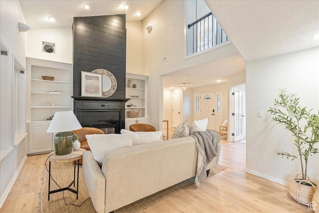 2748 W 220 N, Provo, UT 84601 - living area featuring visible vents, light wood-type flooring, built in shelves, baseboards, and recessed lighting