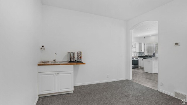 10674 S Pine Shadow Rd, South Jordan, UT 84009 - interior space with visible vents, arched walkways, a sink, baseboards, and recessed lighting