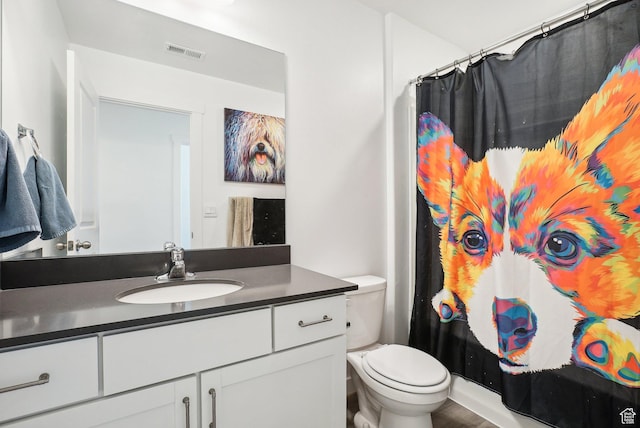 full bath with toilet, a shower with curtain, visible vents, and vanity