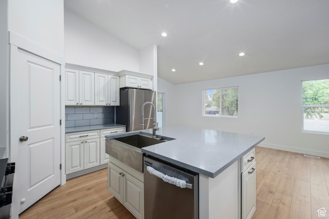92 N 300 W, American Fork, UT 84003 - kitchen with stainless steel appliances, lofted ceiling, a sink, light wood-type flooring, and a center island with sink