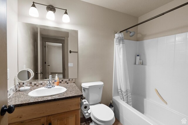 bathroom featuring vanity, decorative backsplash, shower / bath combo with shower curtain, and toilet