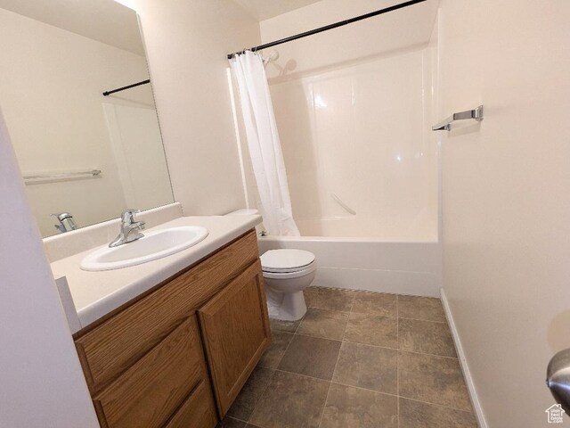 bathroom with toilet, baseboards, shower / bathtub combination with curtain, and vanity