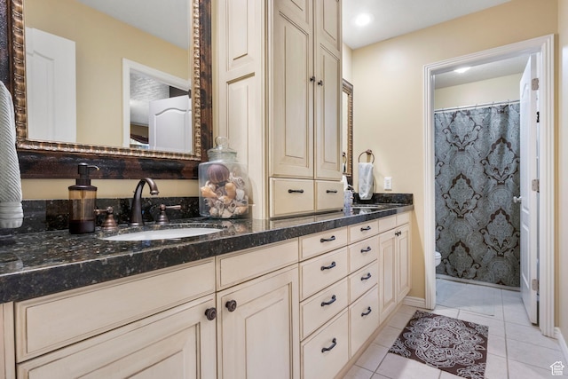 full bath featuring vanity, toilet, baseboards, a shower with shower curtain, and tile patterned floors