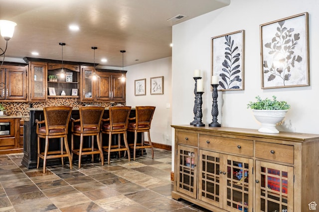 8777 S Falcon Heights Ln E, Cottonwood Heights, UT 84093 - bar with visible vents, decorative light fixtures, tasteful backsplash, baseboards, and recessed lighting