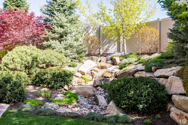 8777 S Falcon Heights Ln E, Cottonwood Heights, UT 84093 - view of yard featuring fence