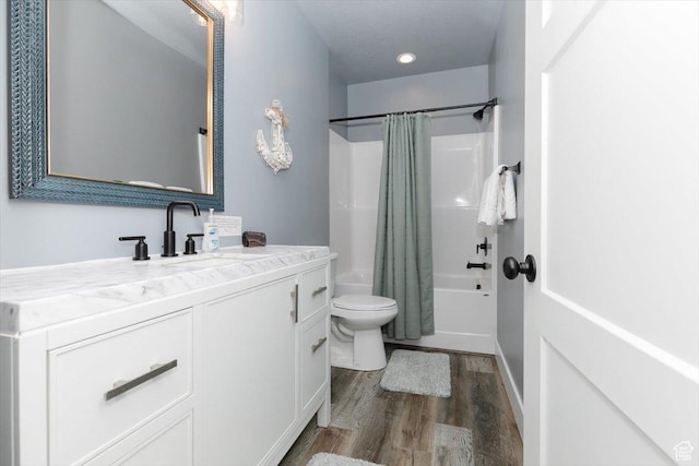 207 E Clubhouse Dr Unit 40, Garden City, UT 84028 - bathroom featuring wood finished floors, toilet, vanity, shower / tub combo with curtain, and recessed lighting